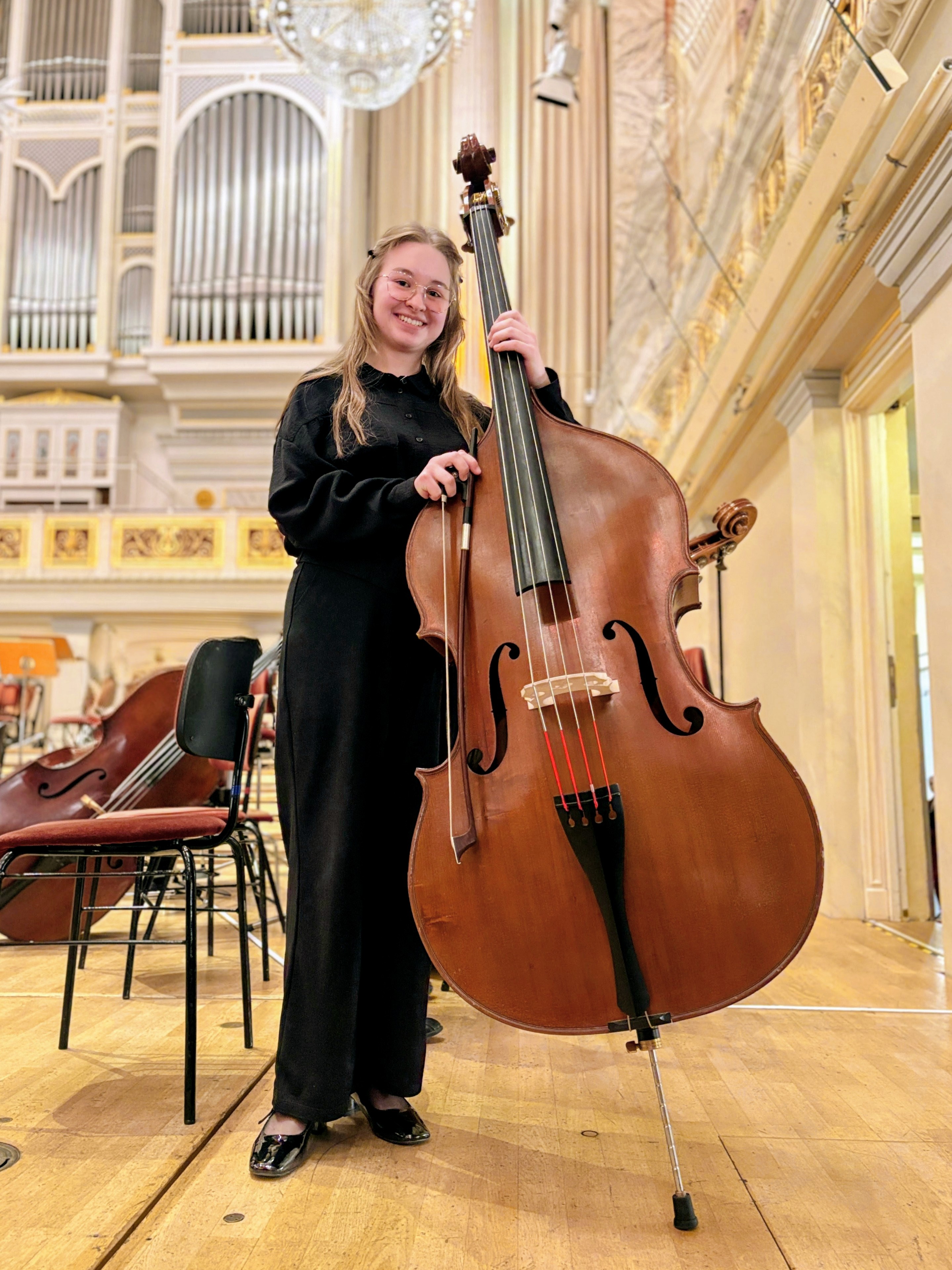 Stefania Lewicka z kontrabasem